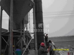 垂直式提升机现场安装实拍田龙机械